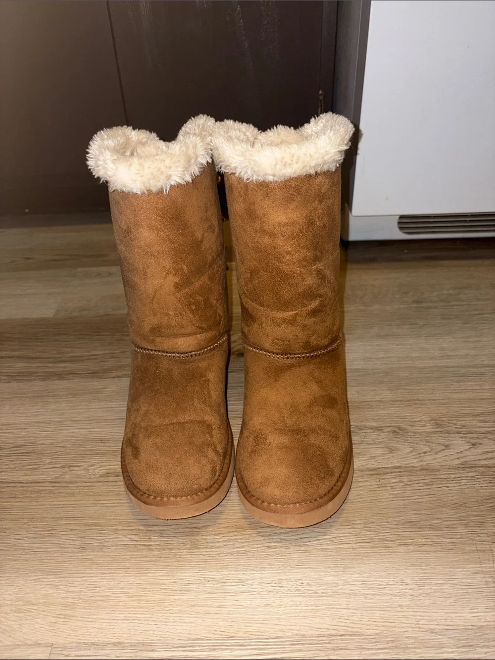 Women's Ugg Chestnut Winter Boot with Cream Shearling Collar Size 8